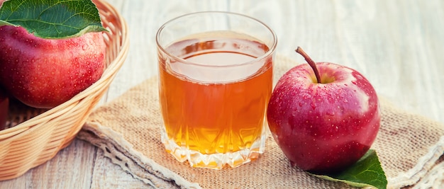 Jugo de manzana en un vaso. Enfoque selectivo.