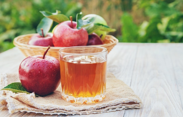 Jugo de manzana en un vaso