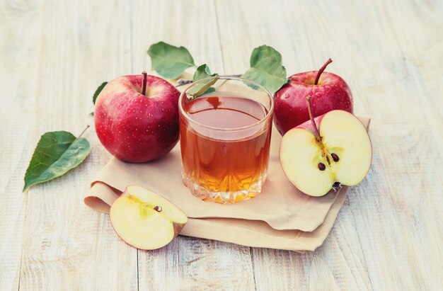 Jugo de manzana en un vaso