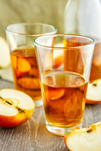 Jugo de manzana en vasos