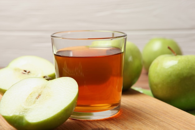 Jugo de manzanas verdes en la mesa