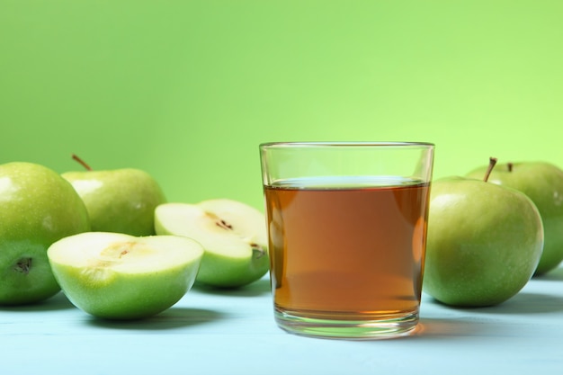 Jugo de manzanas verdes en la mesa