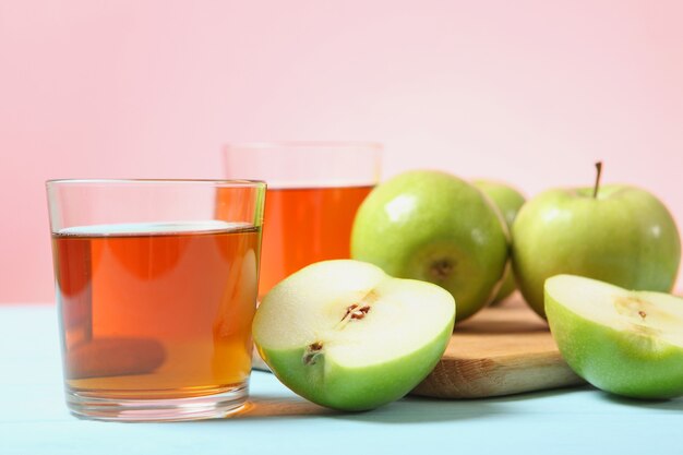 Jugo de manzanas verdes en la mesa