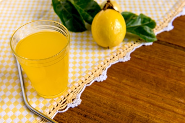 Jugo de maracuyá en mesa de madera