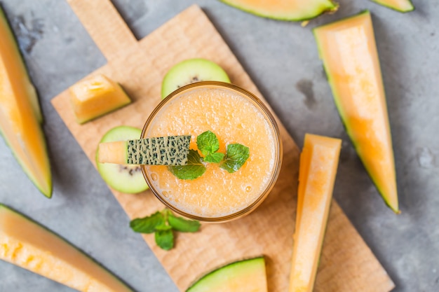 Foto el jugo de melón con menta en un frasco de vidrio sobre la mesa. melón melón