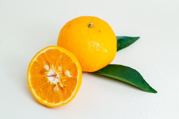 Jugo de naranja aislado sobre un fondo blanco saludable y nutritivo