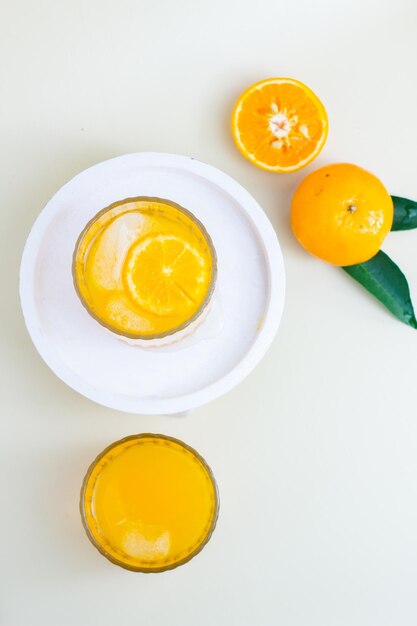 Jugo de naranja aislado sobre un fondo blanco saludable y nutritivo