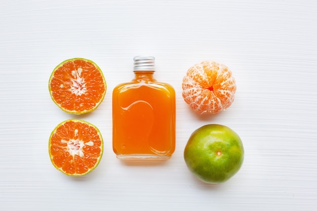 Jugo de naranja aislado sobre fondo blanco