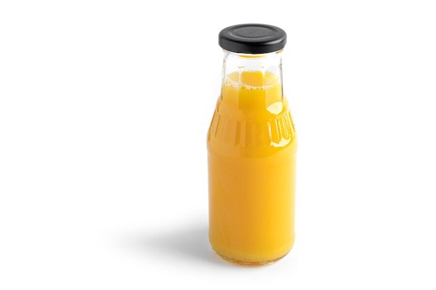 Jugo de naranja en botella aislado en blanco.