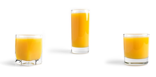 Jugo de naranja en botella aislado en blanco.