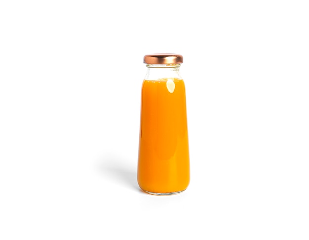 Jugo de naranja en botella aislado sobre fondo blanco. . Foto de alta calidad