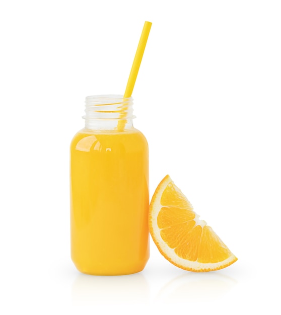 Jugo de naranja en botella con pajita y rodaja de naranja