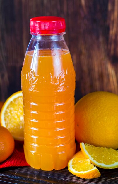 Jugo de naranja en una botella de plástico