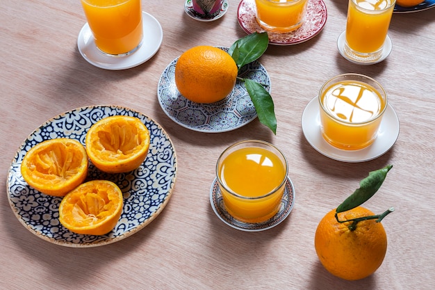 Jugo de naranja casero desde arriba en la mesa de madera