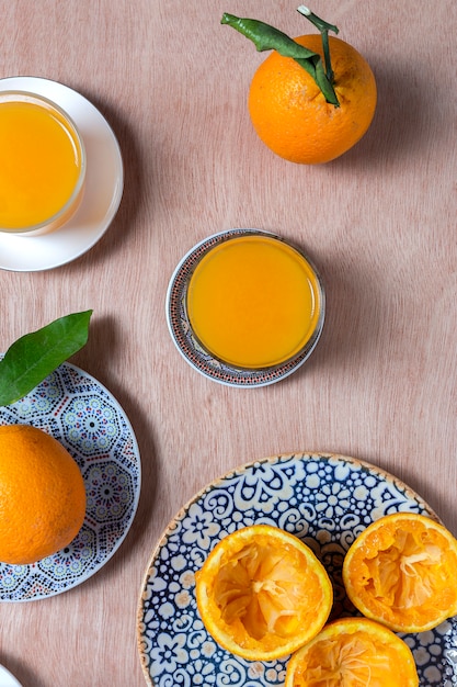 Jugo de naranja casero desde arriba en la mesa de madera