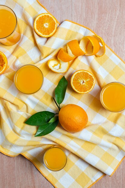 Jugo de naranja casero desde arriba en la mesa de madera