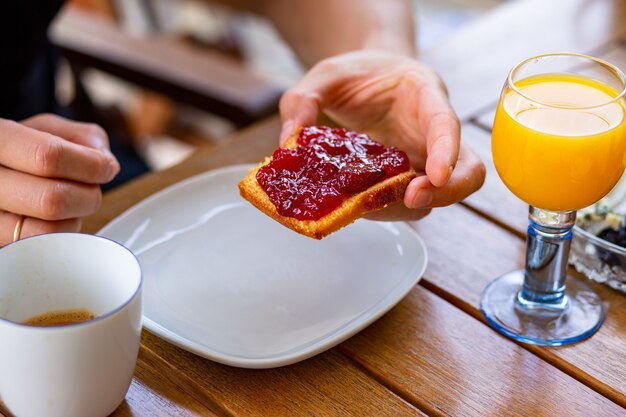 Jugo de naranja para el desayuno Cupcake con mermelada Hornear con mermelada Tostada con mermelada Naranja fresca para