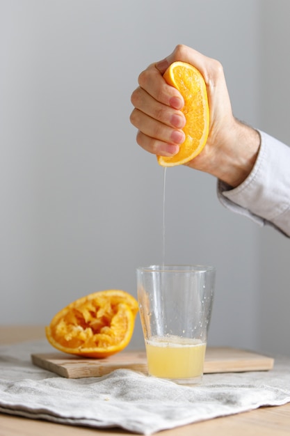 Jugo de naranja exprimido a mano