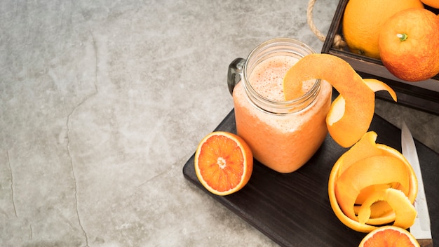 Foto jugo de naranja fresco con espacio de copia