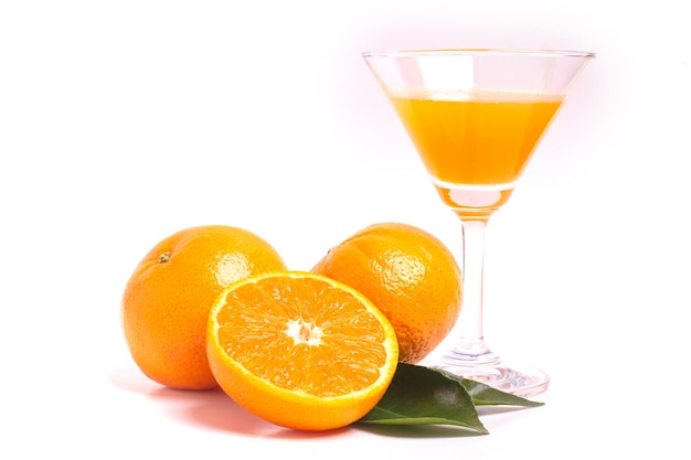 Jugo de naranja fresco con frutas aislado en blanco