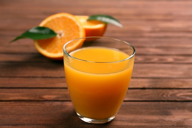 Jugo de naranja fresco con frutas en la mesa