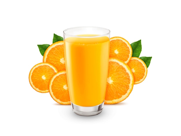 Jugo de naranja fresco con frutas sobre fondo blanco.