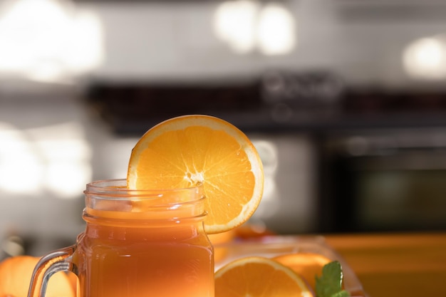 Jugo de naranja fresco en la mesa de la cocina