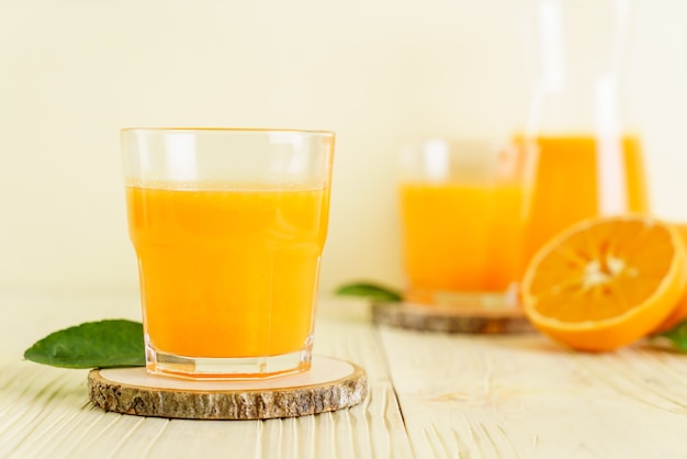 Jugo de naranja fresco sobre fondo de madera