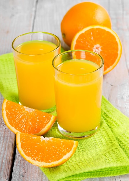 Jugo de naranja fresco sobre un fondo de madera