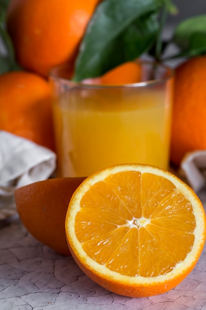 Foto jugo de naranja fresco en vaso de vidrio