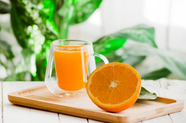 Jugo de naranja fresco en un vaso