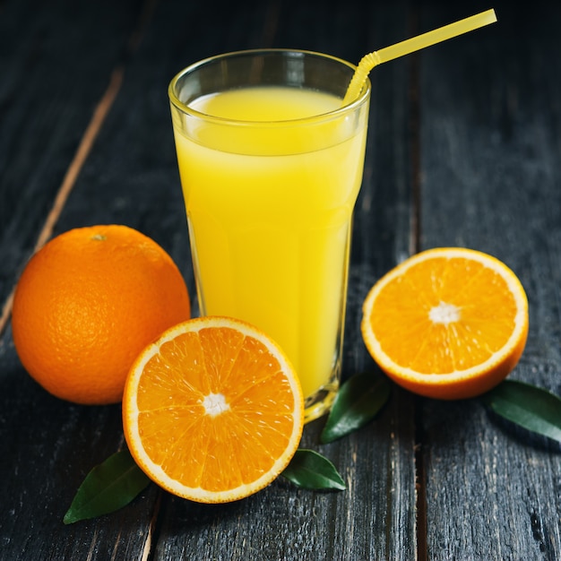 Jugo de naranja fresco en un vaso