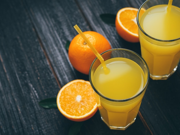 Jugo de naranja fresco en un vaso