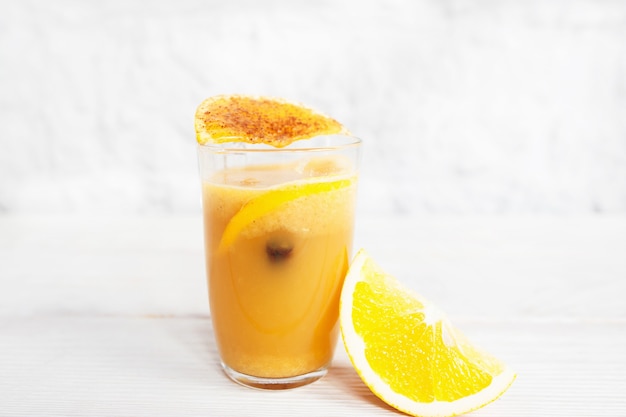 Jugo de naranja fresco en vidrio en blanco