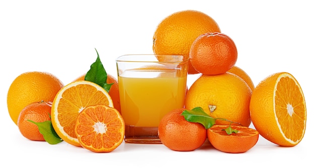 Jugo de naranja fresco en vidrio