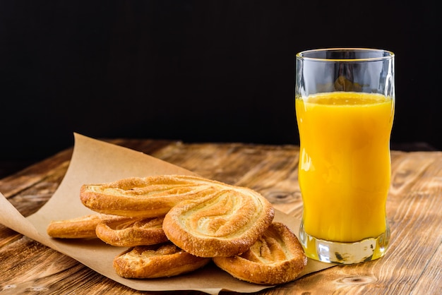 Jugo de naranja y galletas