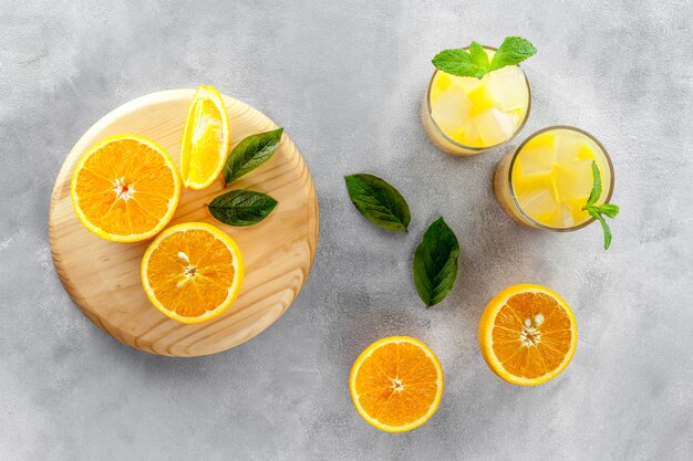 Jugo de naranja con hielo y menta