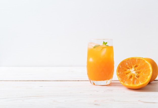 jugo de naranja con hielo