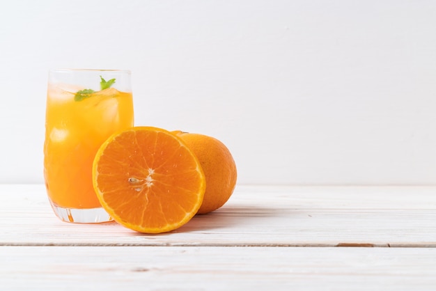 jugo de naranja con hielo