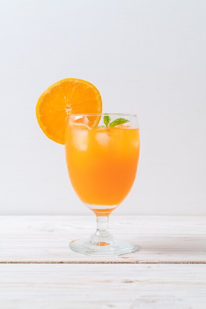 jugo de naranja con hielo