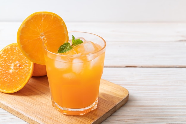 jugo de naranja con hielo