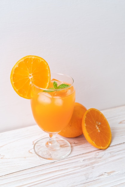 jugo de naranja con hielo