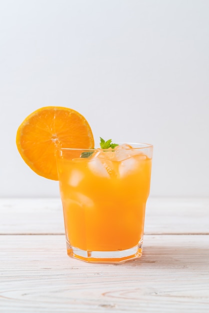 jugo de naranja con hielo