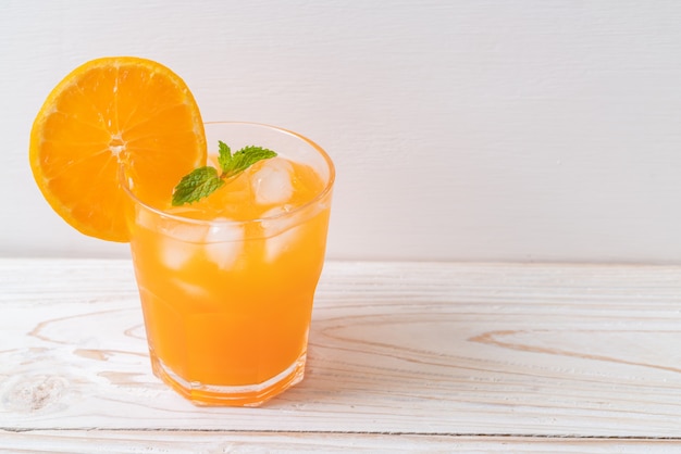 jugo de naranja con hielo