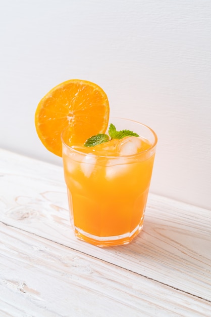 jugo de naranja con hielo