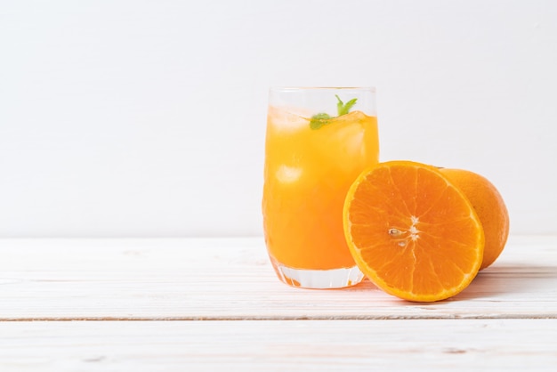 jugo de naranja con hielo