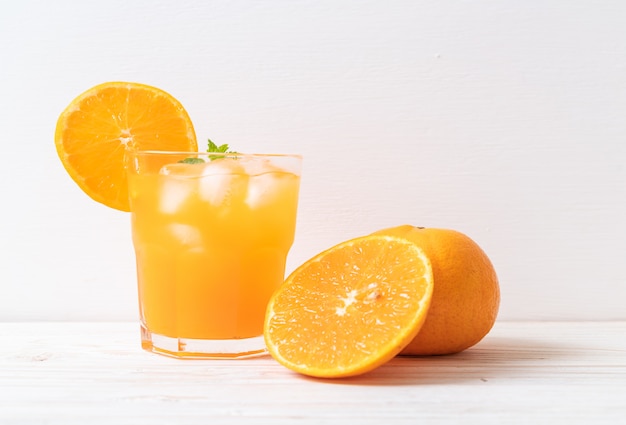 jugo de naranja con hielo