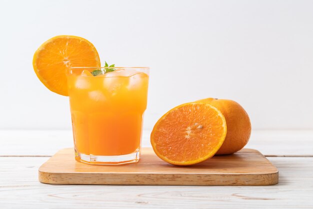 jugo de naranja con hielo