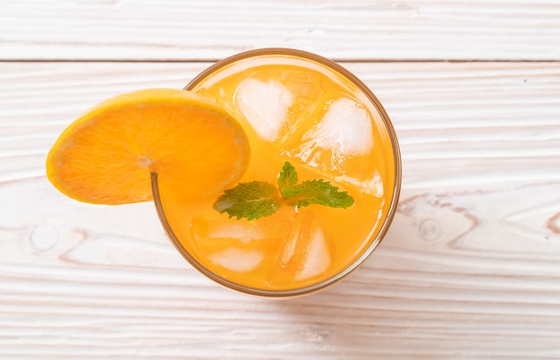 jugo de naranja con hielo