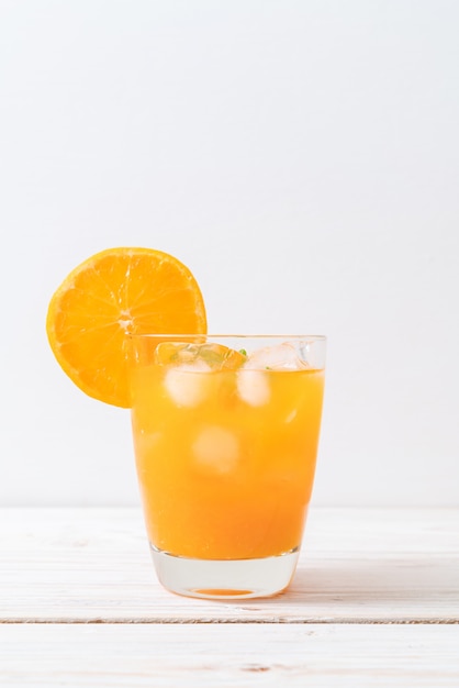 Foto jugo de naranja con hielo